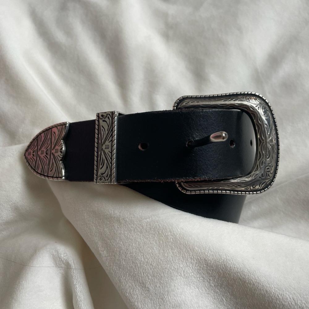 Elegant Black Leather Belt with Silver Accents